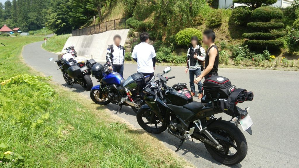 夏のバイクツーリングでおすすめの服装、装備で暑さ対策!