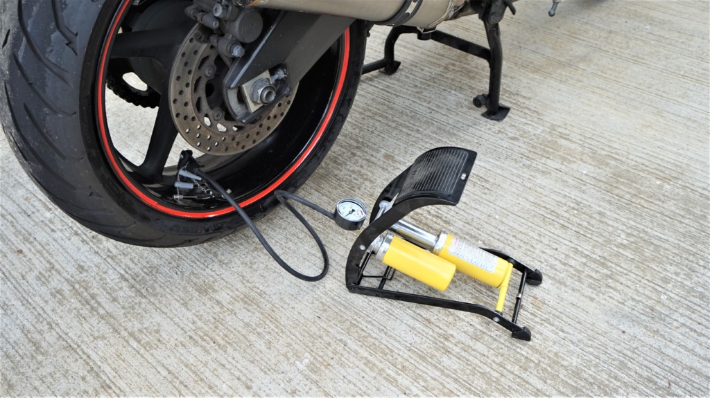 バイクのタイヤ空気圧の確認方法と頻度 | 自由気ままに。