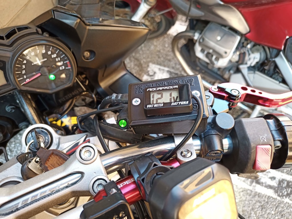 バイクにデイトナの電圧計 ボルトメーターを取り付け 自由気ままに