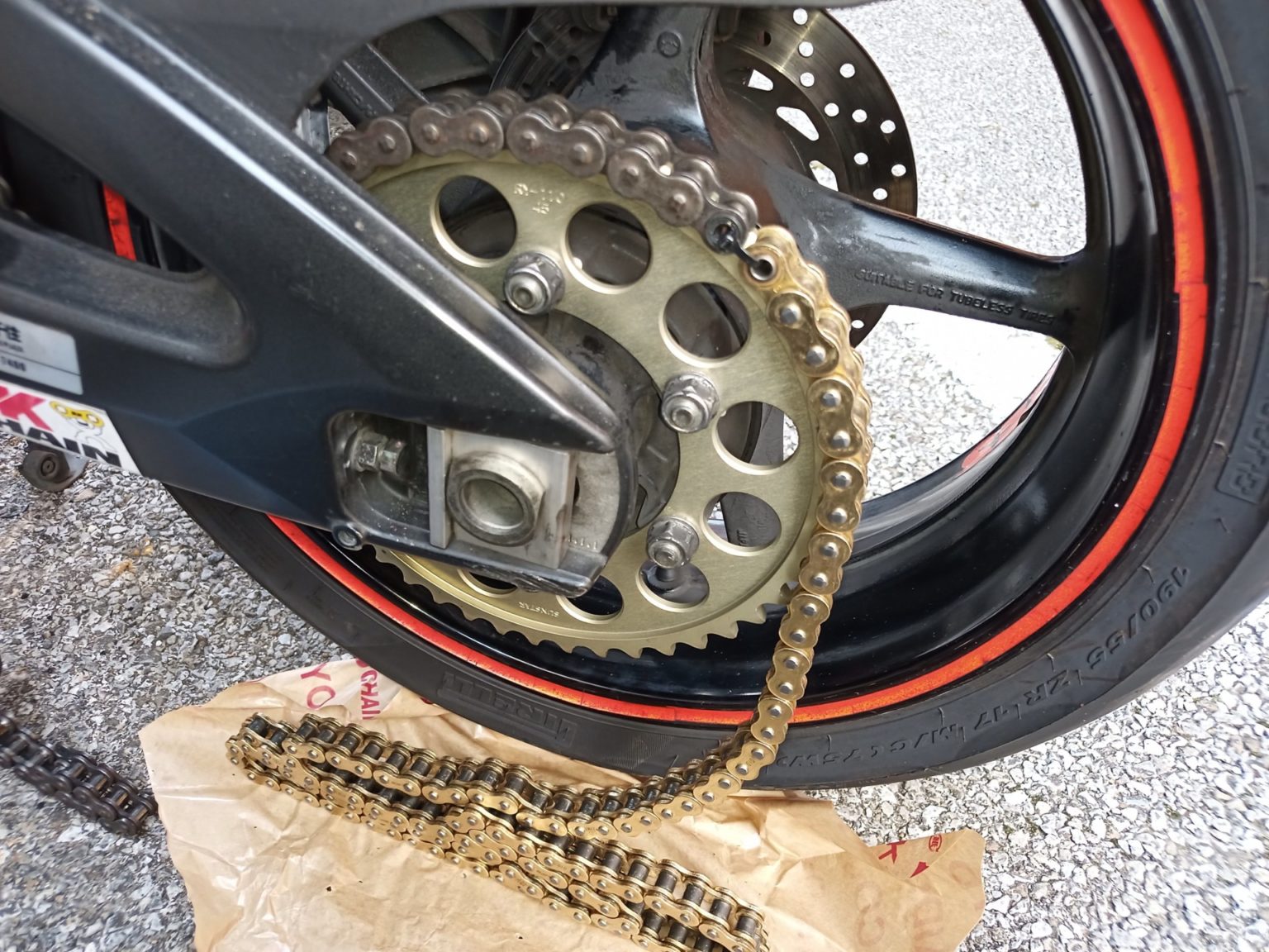 バイクのチェーン交換のやり方 カシメ式シールチェーン 自由気ままに