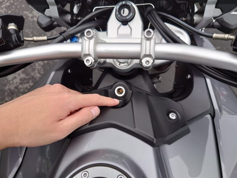 BMW等の欧州車・バイクで採用されてるヘラーソケットにUSB電源取り付け | 自由気ままに。